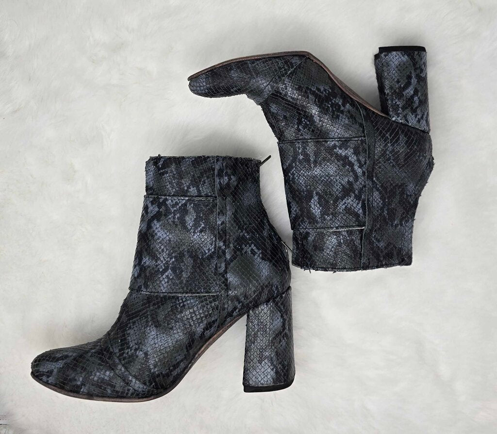 Heeled Two Buckle Boots Snake Skin Print