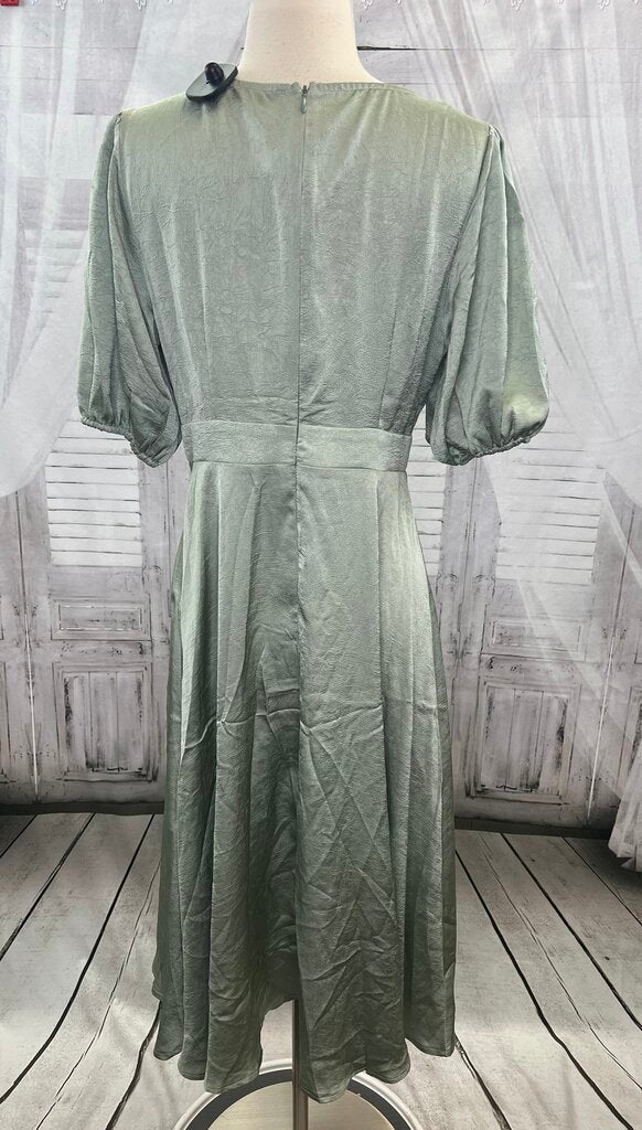 Petal + Pup NWT Piper Dress in Sage Green Women's Size 8 US