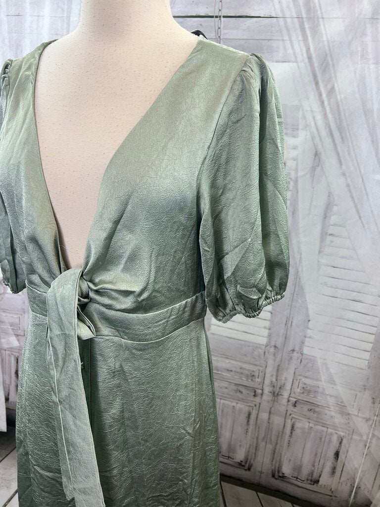 Petal + Pup NWT Piper Dress in Sage Green Women's Size 8 US