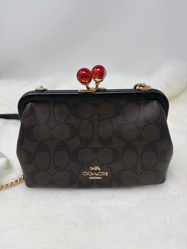 Nora Kisslock Crossbody