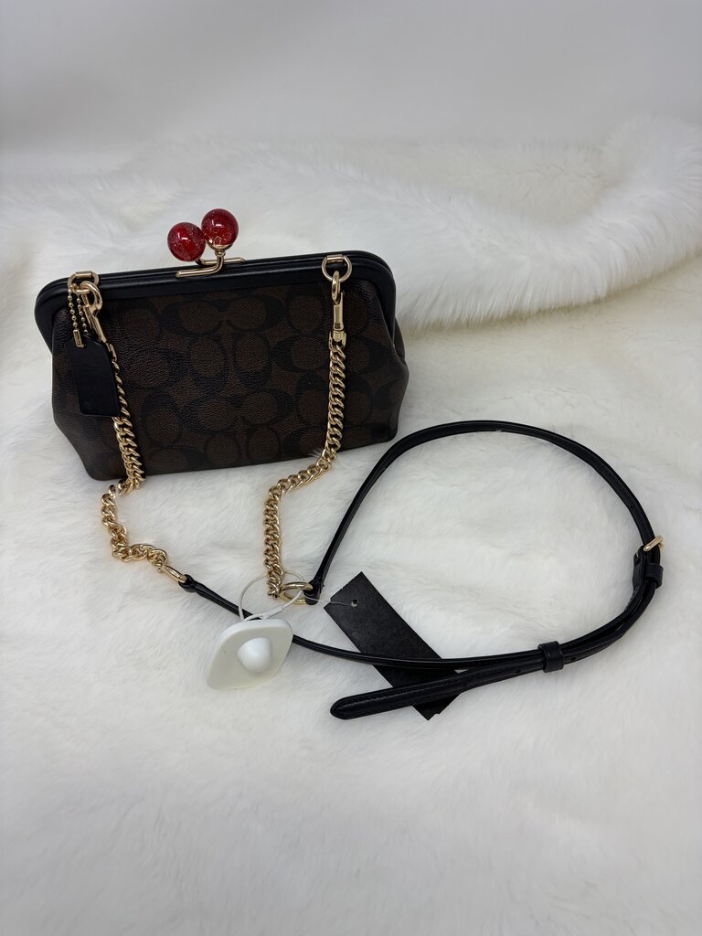 Nora Kisslock Crossbody