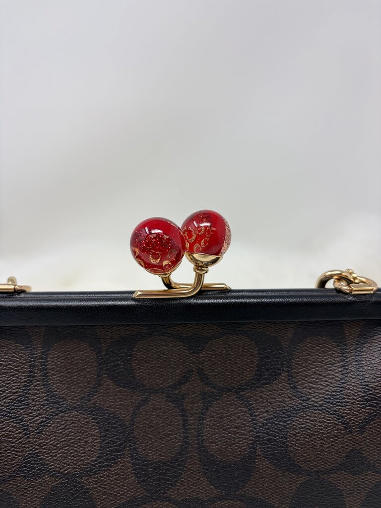Nora Kisslock Crossbody